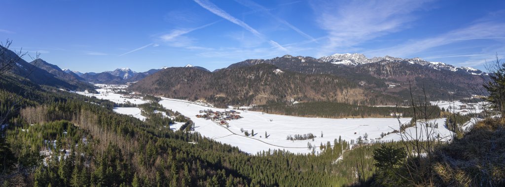 Blick von der Jachenauer Rotwand-Aussicht (947m) auf das langgestreckte Tal der Jachenau mit den umgebenden Bergen des Simetsbergs, Heimgarten und Herzogstand, Jochberg, Hirschhörndlkopf und den gegenüber liegenden langen Kamm der Benediktenwand, Mangfallgebirge, Bayrische Alpen, Januar 2021.