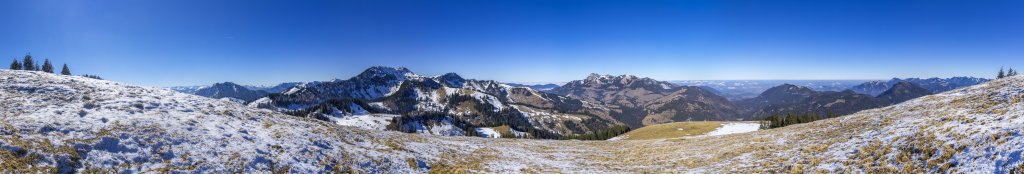 Winterliche Tour auf die Brünnsteinschanze (1547m) mit guter Fernsicht auf Steilner Grat, Unterberger Joch, Großen und Kleinen Traithen, das Sudelfeldgebiet, den Wendelstein mit Lacherspitz und Wildalpjoch sowie auf der rechten Seite den Chiemsee und die Chiemgauer Alpen, Mangfallgebirge, Bayrische Alpen, Februar 2021.