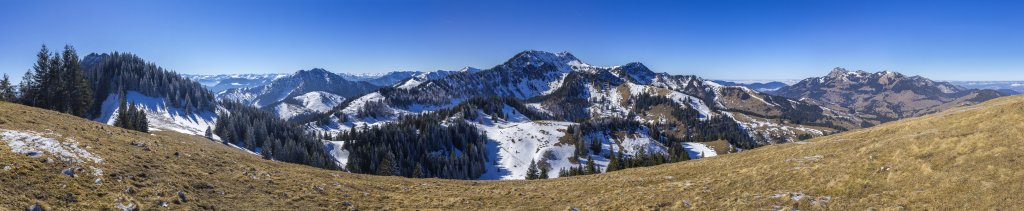 Panorama vom Gipfel der Brünnsteinschanze (1547m) gegen Süden mit Blick auf Rotwandlspitz (1588m), Trainsjoch (1706m), Steilner Grat, Unterberger Joch, Großen und Kleinen Traithen (1852m / 1722m), das Sudelfeld- und Wendelsteingebiet, Mangfallgebirge, Bayrische Alpen, Februar 2021.