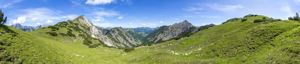 Östlich gewandter Blick vom Satteljoch auf die Ost-Abbrüche des Kompar,Heimjoch, Kuppel, Montscheinspitze und Plumsjoch, Karwendel, Juli 2021.