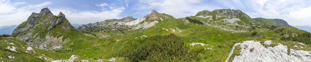 Rofan-Panorama mit Haidachstellwand, Dalfazkamm, Spieljoch und Seekarlspitze, Roßkopf, Grubalackenspitze und Vorderem Sonnwendjoch, Rofan, Juli 2021.