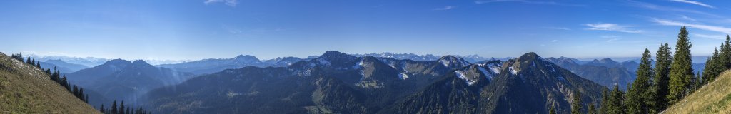 Große Gipfelschau am Gipfel der Bodenschneid vom Großvenediger ganz links bis hin zur Zugspitze; vis-a-vis der Kamm von Risserkogel, Setzberg und Wallberg, Mangfallgebirge, Bayrische Alpen, Oktober 2021.