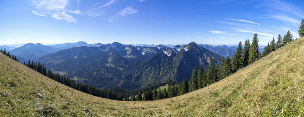 Große Gipfelschau am Gipfel der Bodenschneid mit Blick auf den Österreichischen und Bayrischen Schinder, den Guffert, Halserspitz sowie den zusammenhängenden Kamm vom Risserkogel über den Setzberg bis hin zum Wallberg, Mangfallgebirge, Bayrische Alpen, Oktober 2021.