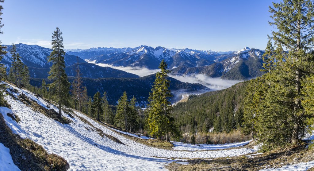 Panorama im Aufstieg vom Spitzingsee zum Rotwandhaus mit Blick auf Hinteres Sonnenwendjoch, Rofan, Guffert, Österreichischen und Bayrischen Schinder, Halserspitz und Blauberge, die Zugspitze und den Risserkogel mit Blankenstein, Mangfallgebirge, Bayrische Alpen, Dezember 2021.