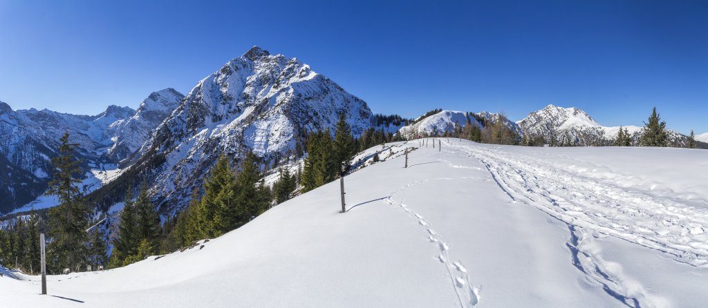 Am Gipfel des Feilkopfes mit Blick ins Pertisauer Karwendeltal der Gramei-Alm mit Lamsenspitze, Sonnjoch, Falzthurnjoch mit den Schneeköpfen, Plumsjoch und die Montscheinspitze, Karwendel, Januar 2022.