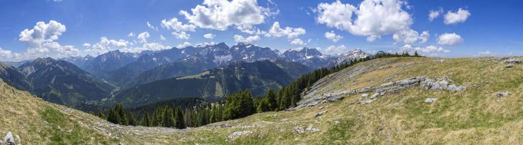 Panorama am Vorgipfel des Vorderskopfes (1858m) mit Blick nach Süden auf das Schönalmjoch, das Tal von Hinteriss, die Falkengruppe und die sich anschliessende nördliche Karwendelkette mit den Torwänden, der Östlichen Karwendelspitze, der Vogelkarspitze und dem Wörner; rechts die sich anschliessende Soierngruppe mit der Soiernspitze; im Vordergrund der Kamm von Ronberg und Hochalplkopf, Karwendel, Mai 2022.