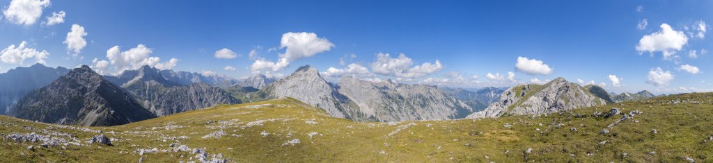 Panorama auf dem Gipfelplateau des Lunstkopfes (2142m) oberhalb der Grameialm (Pertisauer Karwendeltäler) und mit Blick auf den Rauhen Knöll (2277m), die Lamsenspitze (2508m), das Sonnjoch (2458m) und Schaufelspitze (2306m) sowie die benachbarte Rappenspitze (2223m), Karwendel, September 2023.