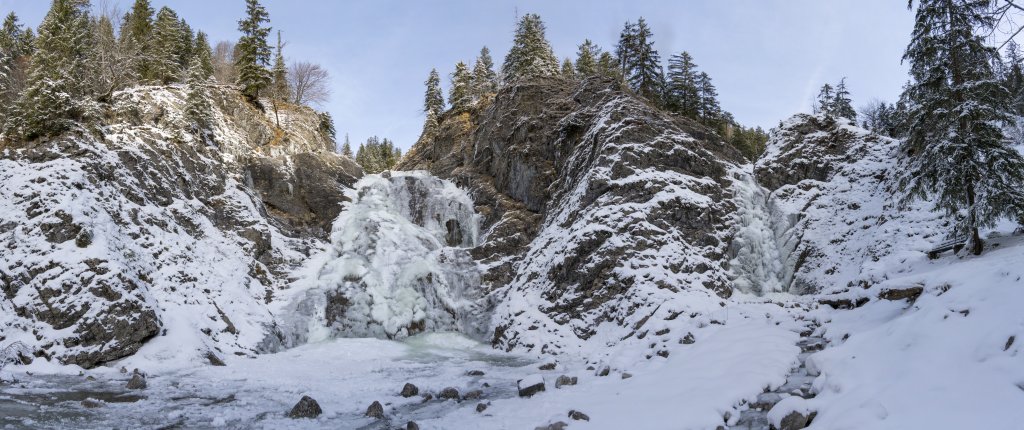 Gefrorener Lainbach-Wasserfall in der Jachenau, Mangfallgebirge, Bayrische Alpen, Januar 2024.