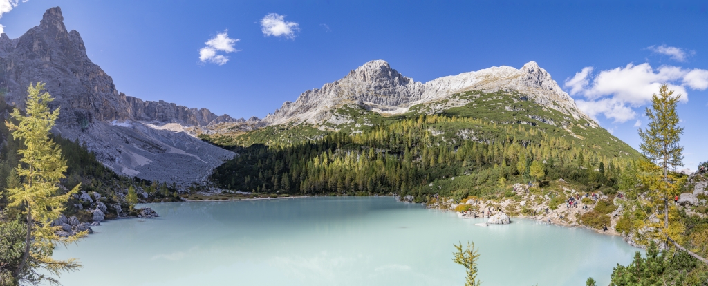 , Lago di Sorapis im Sorapis-Gebirge bei Cortina d'Ampezzo auf 1.925m Höhe, Dolomiten, Italien, September 2024.