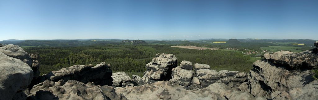 Blick vom Gipfel des Gohrisch auf die Tafelberge des Pfaffenstein, Koenigstein und Lilienstein, Mai 2009