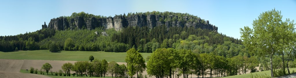 Blick auf die Ostseite des Pfaffensteins mit dem Gipfel der Barbarine an seinem südlichen Ende, Mai 2009