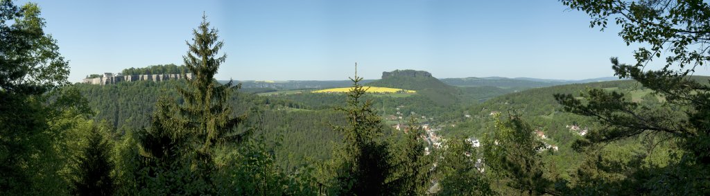 Blick vom Gipfel des Quirl auf den benachbarten Tafelberg der Festung Königstein, den Lilienstein und den unten an der Elbe liegenden Ort Königstein, Mai 2009