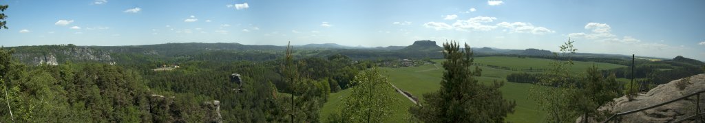 Panorama von der südöstlichen Spitze des Rauensteins auf Bastei, Lilienstein und Bärensteine, Mai 2009