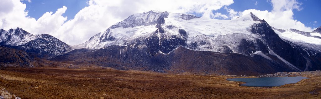 Panorama aus der Bolivianischen Cordillera Real: Blick auf Negruni-Pass (4950m) und die Bergkette des Negruni/Warawarani (5398m) mit dem Nevado Killibirti (Gletscher), Bolivien, 2004