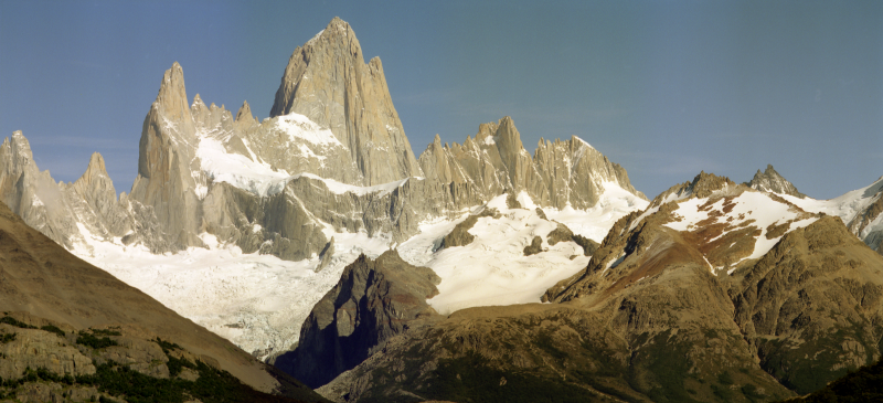 Blick auf Aguja Saint Exupery (2558m), Aguja Rafael (2482m), Cerro Poincenot (3002m), Fitz Roy (3405m), Aguja Val de Vois (2653m), Aguja Mermoz (2732m), Aguja Guillaumet (2579m) und Cerro Electrico (2257m)