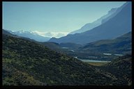 Tal des Lago Nordenskjöld vor dem Massiv der Torres del Paine, im Hintergrund das patagonische Inlandeis