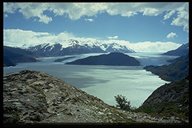 Blick auf den Lago Grey und den Glaciar Grey, der vom Inlandeis in den See fließt