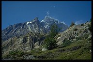 Die Gipfel des Paine Massivs sind vom Sturm in der Höhe vereist