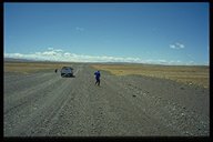 Das Wetter hat uns aus dem Torres del Paine NP vertrieben - über viele Kilometer durchqueren wir das eintönige Flachland nach Argentinien