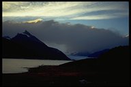 Abendstimmung am Ufer des Brazo Sur, im Hintergrund der Perito Moreno Gletscher