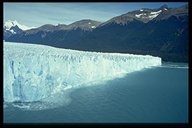 Am Morgen präsentiert sich der Perito Moreno Gletscher im strahlenden Sonnenschein