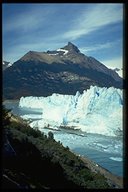Der Engpaß zwischen Gletscher und Ufer, durch den sich der Abfluß des Brazo Sur seinen Weg bahnt