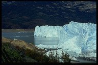 Touristenschiff an der Gletscherabbruchkante des Perito Moreno Gletschers
