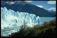 Die Aussichtsplattformen erlauben wechselnde Ausblicke auf die Abbrüche des Gletschers