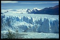Der Perito Moreno Gletscher zieht über viele Kilometer vom Patagonischen Inlandeis herab