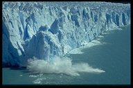 ...und verursacht eine mächtige Flutwelle; der Eisberg zerbirst in lauter kleine Trümmer