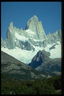 Man kann sich kaum losreißen - rechts von der Falllinie vom Monte Fitz Roy liegt in einer Senke unterhalb des Cerro Madsen (1806m) der Lago de los Tres