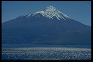 Der Osorno ragt direkt über dem Ufer des Lago Lanquihue auf