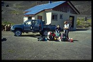 Unser hochbeiniger Toyota Hilux Pick-up. Nach dem Flug müssen wir unser Gepäck für die Besteigung des Osorno neu sortieren.