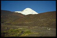 Nahezu vegetationslose Lavafelder und zerstörte Sesselliftanlagen am Osorno