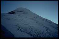 Die von großen Gletscherspalten durchzogene Südflanke des Osorno