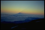 Immer wieder faszinierend - der Berg wirft seinen Schatten weit in die flache umgebende Landschaft