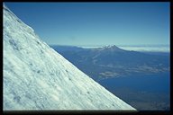 Hangneigung des Osorno an unserem Umkehrpunkt - geschätzte 45-50 Grad; im Hintergrund der Calbuco