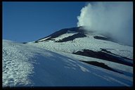 Firnanstieg am Villarica; der Vulkan stößt große Mengen toxischen Rauch aus