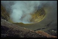 Blick in den Krater; die gelbe Färbung stammt von Schwefelablagerungen auf der schwarzen Lava
