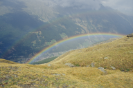 Doppelter Regenbogen bei einem Schauer ueber Saas Grund auf dem Weg vom Kreuzboden zur Almagheller Alm