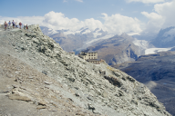 Die Hörnlihütte vor der Kulisse des Gornergrates und der 4000-er von Saas Fee