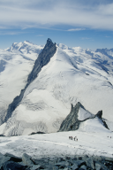 Aufstiegsspur auf das Allalinhorn vor der Kulisse des Rimpfischhorns