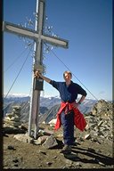 Thomas (und Elchi) am Gipfelkreuz der Wei&szlig;spitze