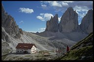 Drei-Zinnen-Hütte und die Zinnen selbst aus Richtung Toblinger Knoten