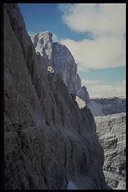 Alpiniweg mit Holzbrücke; Im Hintergrund der Zwölfer