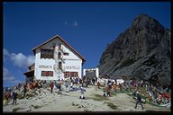 Zieleinlauf des Sextener Bergmarathons an der Drei-Zinnen-Hütte