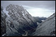 Auch im Tal der Dreischusterhütte liegt der Schnee fast bis auf Höhe der Hütte hinab