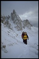 Abstieg ins Tal in bis zu knietiefem Schnee