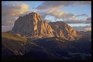 Der Langkofel wird von der Abendsonne angestrahlt