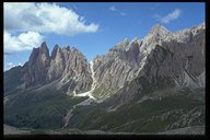 Links die Geislerspitzen und rechts der Sas Rigais (3025m)